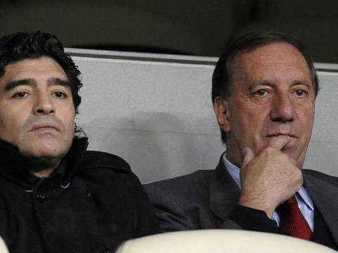 Diego Maradona: No pude escupir a Riquelme