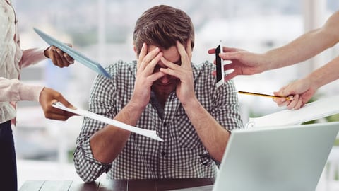 Estos son los síntomas del estrés laboral que se manifiestan en tu cuerpo con enfermedades