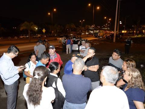 Denunciantes de presunta estafa cerraron la autopista, en Guayaquil