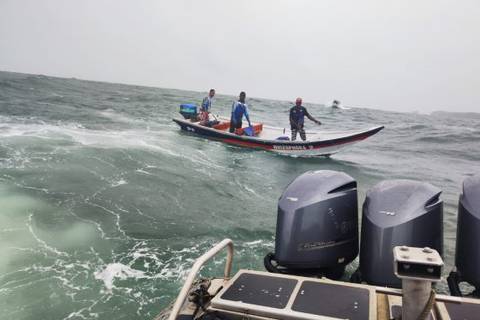 Lancha con 18 turistas que iban a ver ballenas se viró en el Pacífico colombiano
