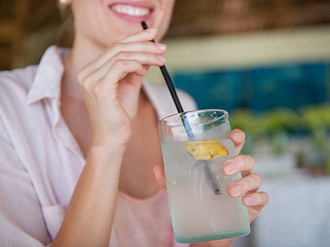 Cómo tomar el agua de coco con aloe vera o canela para bajar el azúcar en la sangre y equilibrar la glucosa