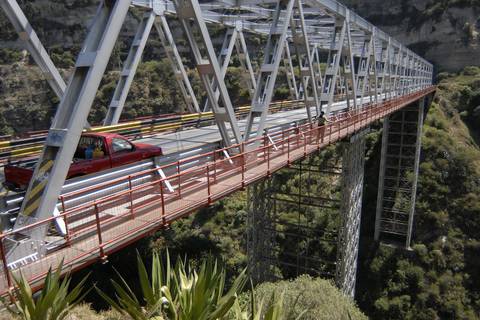 Quito: Mujer evitó que una joven se lance desde puente al río Chiche