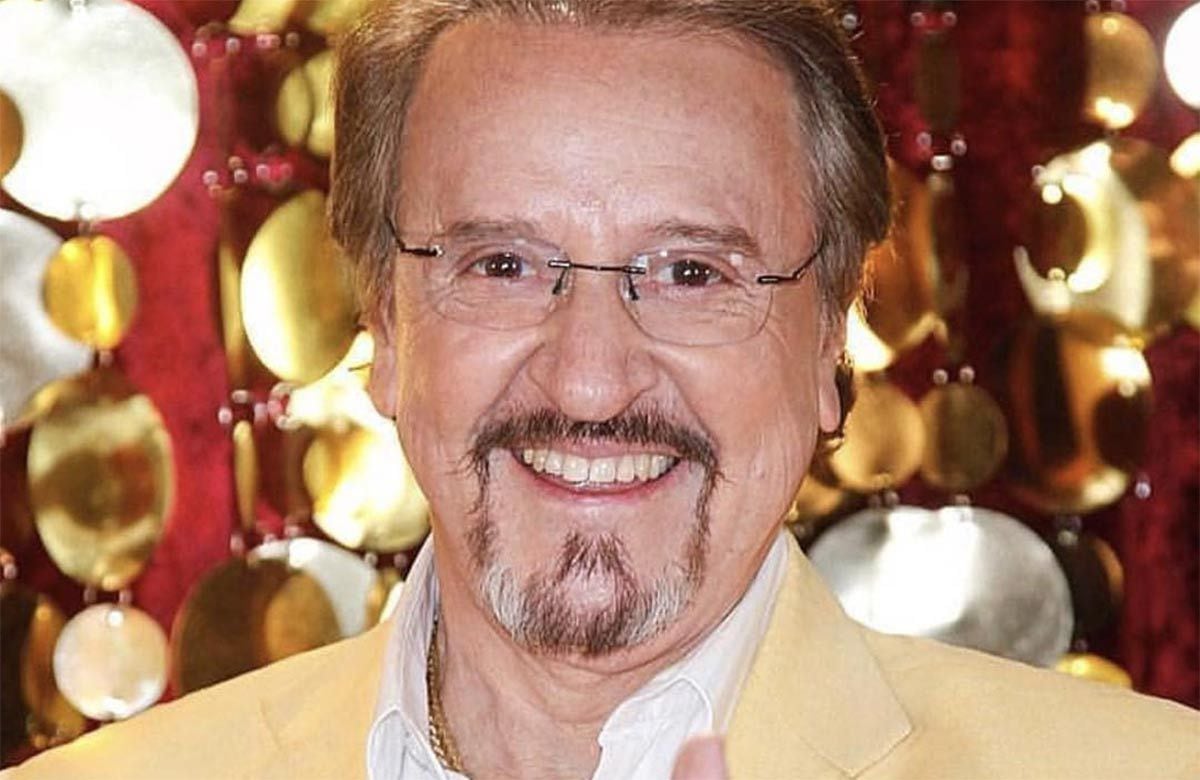 A sus 80 años recién cumplidos Carlos Villagrán apareció débil, aturdido y casi se cae del escenario, ¿qué le pasó a “Kiko”? | Gente | Entretenimiento | El Universo