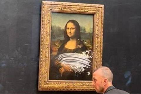 Hombre se disfraza, finge usar silla de ruedas y le lanza una torta al cuadro original de la ‘Monna Lisa’, de Da Vinci