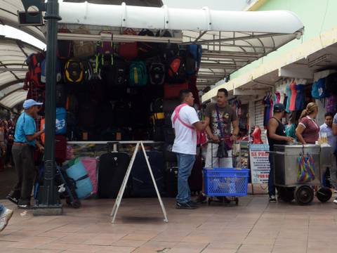 Letreros en centro de Guayaquil no evitan que trabajadores informales ocupen aceras