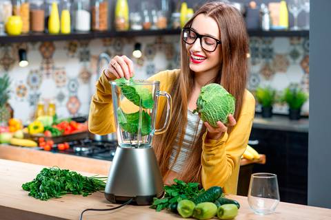 ¿Por qué debería beber jugo verde a diario? El poder de la clorofila presente en los vegetales “green leaf”