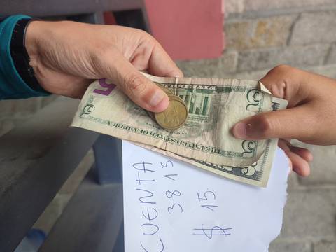 ‘No vamos a trabajar para los vacunadores’, dice dueña de bazar en Guayaquil, donde funciona un corresponsal no bancario, mecanismo para recibir y depositar dinero en locales de barrio