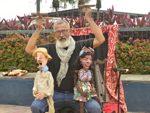 ‘No debe morir el arte de las marionetas’, dice Jorge Luis Pérez, el artista guayaquileño que lleva más de 30 años con su teatrino y muñecos