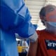 Investigan a enfermero y paciente por incidente durante vacunación en Mucho Lote