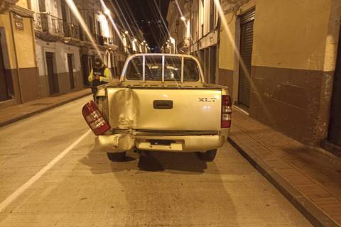 Delincuentes intentaron robar joyería en el centro de Quito derribando la puerta con una camioneta robada