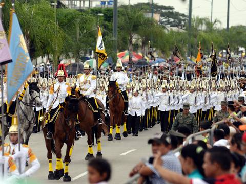 Una hora de gallardía, de marcha firme y vuelos rasantes, en parada militar