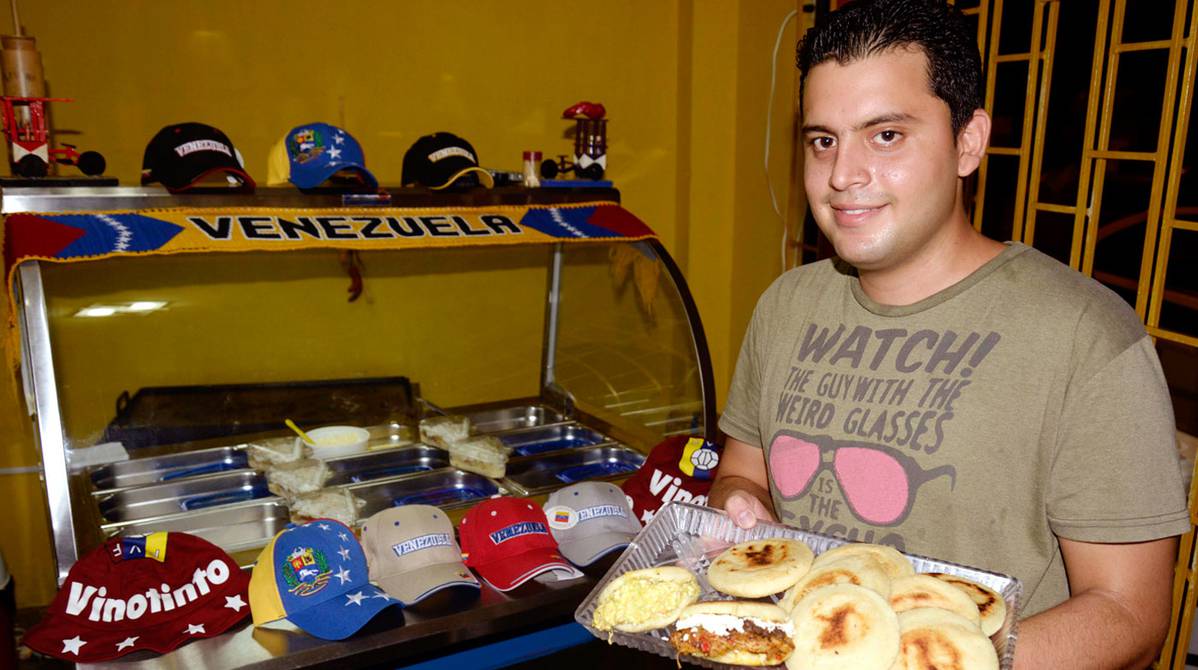 New things that make life easy Un chamo ofrece sus arepas en la Alborada,  Comunidad, areperas electricas venezolana