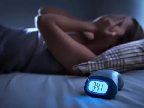 ¿Por qué las mujeres son más propensas al insomnio? Sobre todo después de los 50 años o cuando llega la menopausia