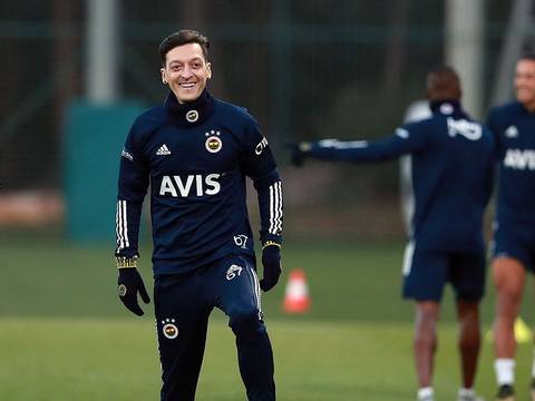 Mesut Özil se despide del Arsenal y es nuevo jugador del Fenerbahce