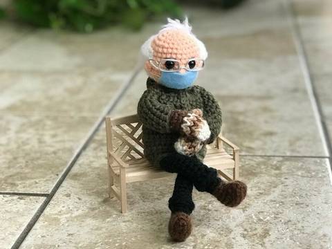 Subastan en 20 mil dólares el muñeco de Bernie Sanders tejido a crochet