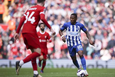 Pervis Estupiñán, titular con Brighton, en derrota ante Liverpool por Premier League