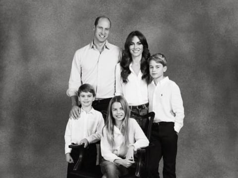 La foto familiar más esperada de la temporada navideña: el príncipe William de Gales y su esposa, Kate Middleton, comparten su postal de Navidad