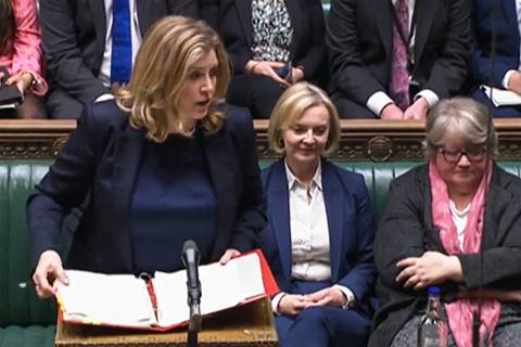 El Gobierno británico anula su drástico plan fiscal para calmar los mercados y sostener en el cargo a la primera ministra Liz Truss