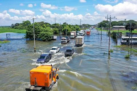 Una grúa ayuda a traslado de autos livianos en tramo inundado de la vía Babahoyo-Jujan