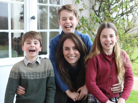 Kate Middleton reaparece en redes sociales, publica una foto con sus hijos