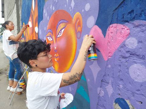 El grafiti tiene rostro de mujer en Guayaquil: Ámber Arias y Melanie Padilla llenan de color las paredes grises 
