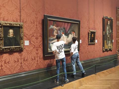 Ecologistas golpean con un martillo la protección de un cuadro de Diego Velázquez en Londres