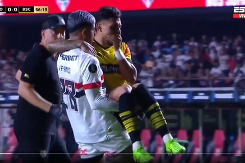 Joao Rojas, en brazos de Alan Franco: ¿No hay camilleros en el estadio Morumbí? ¡Una vergüenza!