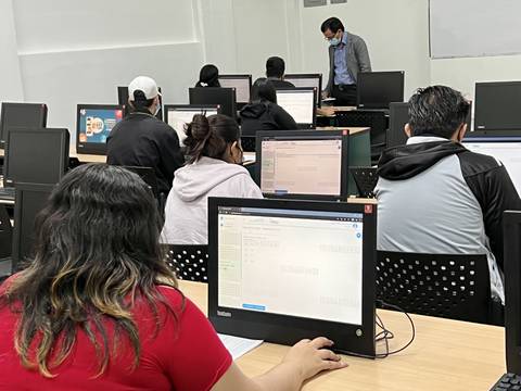 A la Universidad de Guayaquil llegaron aspirantes para rendir el test Transformar por segunda y tercera ocasión; en Guayas hay 38.526 cupos para centros superiores públicos 