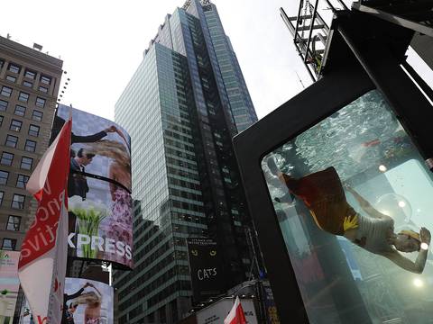 Acuario gigante lleva debate sobre cambio climático al Times Square de Nueva York