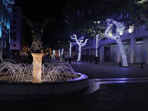 Luces led iluminan la plaza de la Administración como parte de los homenajes por los 202 años de independencia de Guayaquil