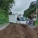 Trabajadores municipales de Quinindé bloquean carretera en exigencia de pagos y envío de transferencias que les adeudan
