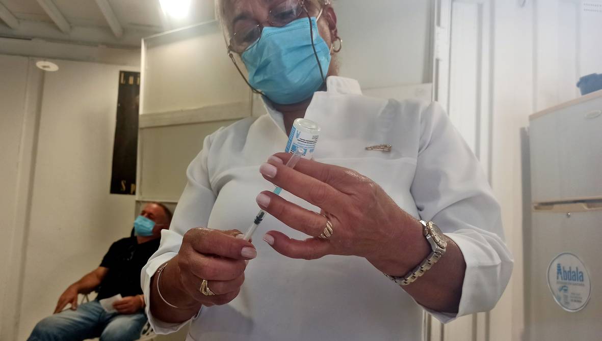 Eine Krankenschwester bereitet einen kubanischen Abdala-Impfstoff vor. (Symbolfoto) | Bildquelle: https://t1p.de/k2hk © EFE | Bilder sind in der Regel urheberrechtlich geschützt
