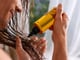 Así puedes usar el aceite de oliva para reparar y aclarar tu cabello sin dañarlo con químicos