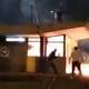 Noche de caos en Bogotá: vándalos prenden fuego a puestos policiales con agentes dentro