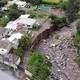En San Antonio de Ibarra fuertes aguaceros y desborde de quebrada colapsan edificación, destruyen calles e inundan viviendas