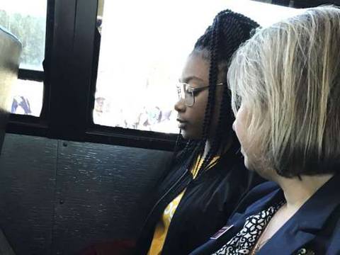 Google equipa 28 buses con wifi para que estudiantes hagan tareas mientras viajan