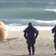 Japoneses descubren misteriosa bola de hierro en sus playas