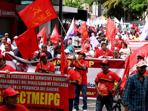 En marchas por el Día del Trabajo, en Guayaquil, organizaciones sindicales, jubilados, estudiantes, campesinos rechazaron las políticas laborables de Daniel Noboa