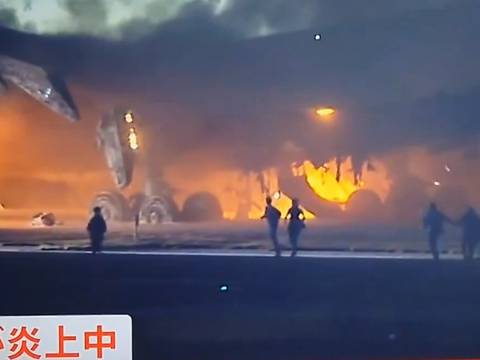 Un avión choca y se incendia en la pista del aeropuerto de Japón