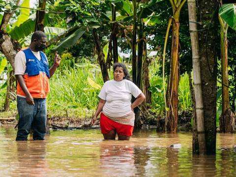 Sectores de Quinindé fueron afectados por inundaciones a causa del desbordamiento de tres ríos; familias perdieron sus enseres y piden asistencia
