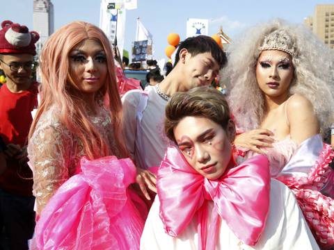 Miles de personas participan en desfile LGBT de Taiwán