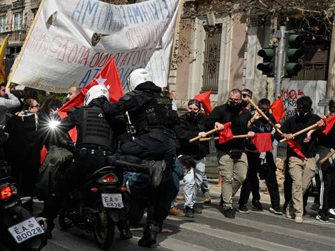 Grecia registra nuevas protestas por accidente ferroviario que dejó 57 fallecidos