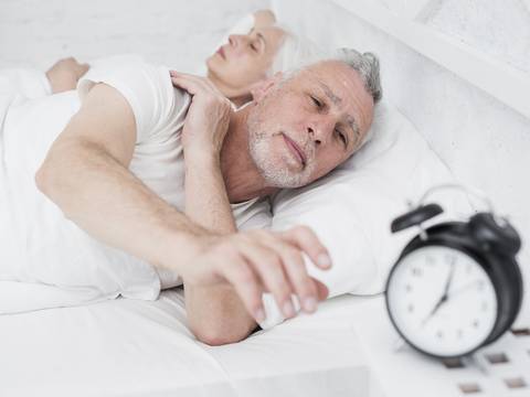 Si tienes 50 años y te cuesta dormir bien, sigue estos consejos de un experto para vencer al insomnio