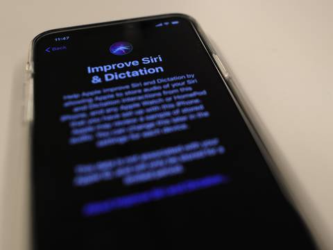 Apple volverá a usar humanos para revisar las órdenes dictadas a Siri