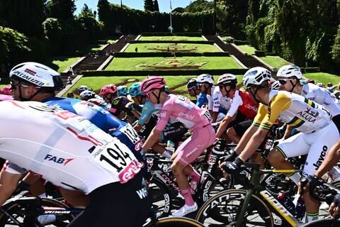 Jhonatan Narváez maca el tiempo del lote principal, con triunfo de Pelayo Sánchez en la 6.ª etapa del Giro de Italia
