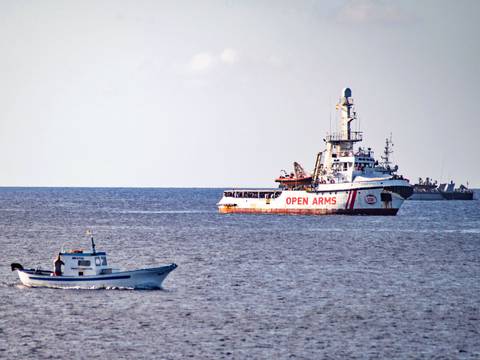 Gobierno de España envía un buque militar para trasladar a los inmigrantes del Open Arms