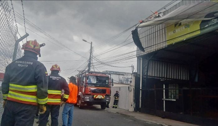 Bomberos de Quito liberaron a un hombre que practicaba parapente y quedó atrapado en un techo