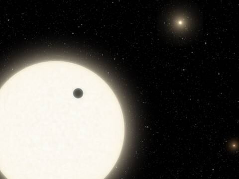 KOI-5Ab, el curioso planeta que orbita en un sistema de tres soles