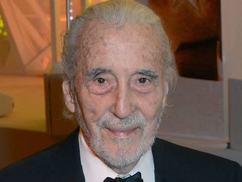 Christopher Lee recibe premio de manos de Johnny Depp, en Londres