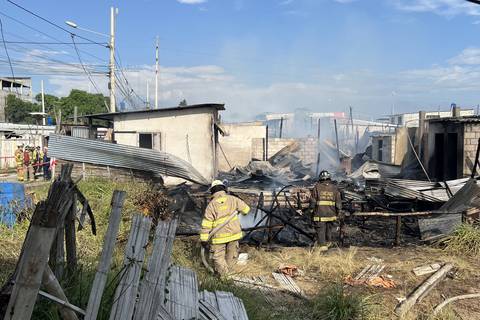 Cinco familias de Puerto Bolívar pierden sus pertenencias por incendio que consumió casas 